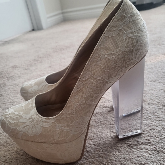 Beautiful shoes - Picture 1 of 3